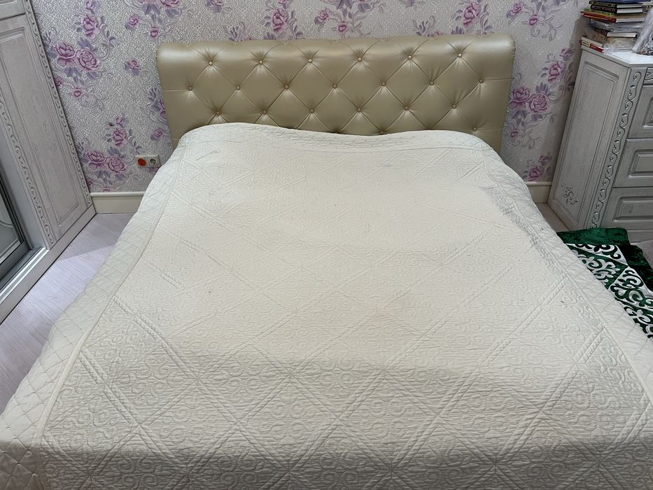 Продам двуспальную кровать