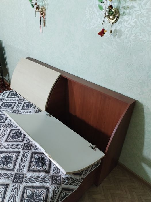 Кровать и шкафы.