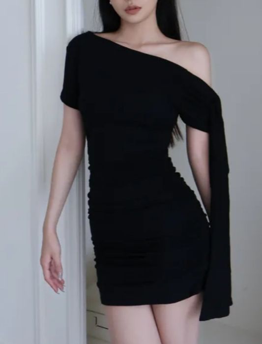 Чёрное вечернее платье