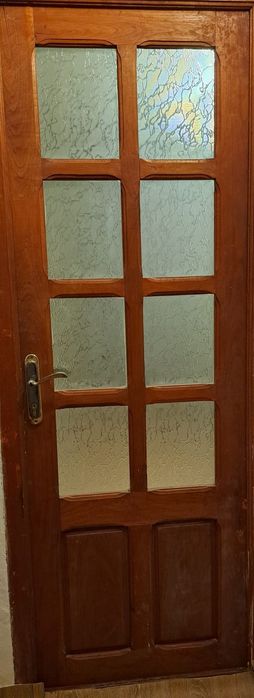 Vând 6 uși din lemn de brad