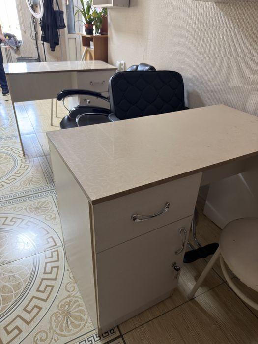 Маникюрный стол