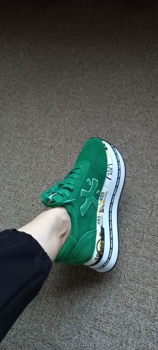 Продам новые кроссовки