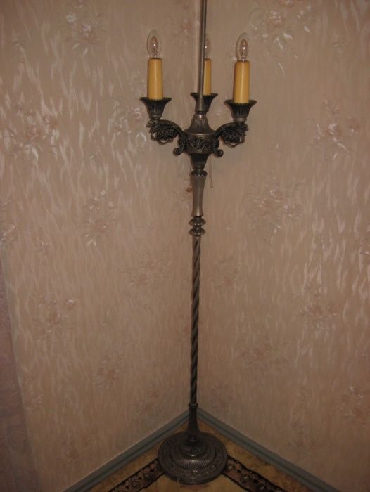 Винтажный напольный торшер в отличном состоянии.