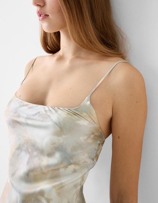 Нова сатенена рокля на Bershka