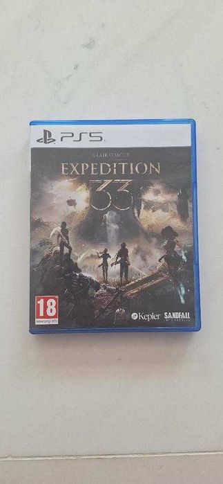 PS5 Slim (версия с дисково устройство), почти неизползвана, с 2 оригинални контролера, двойно зарядно устройство, 3 игри, стойка и оригиналната кутия.