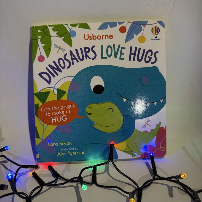 Carte Usborne pentru copii “Dinosaurs love hugs”