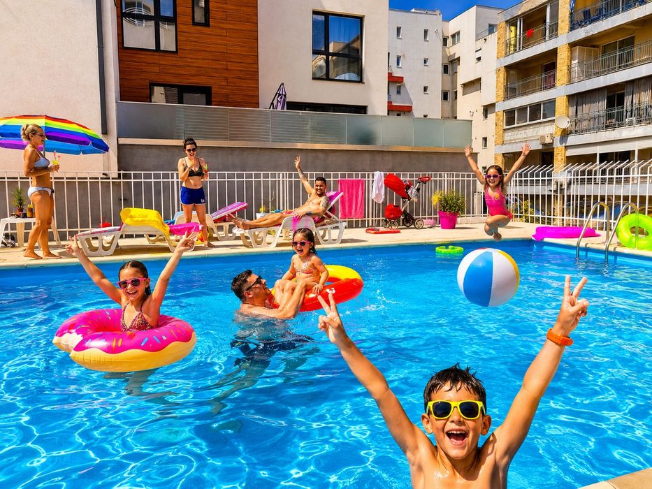 Inchiriez apart 2 camere PISCINĂ regim hotelier Mamaia  100m de plajă Vega