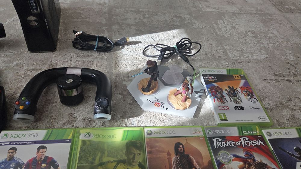 XBOX 360 +KINECT  cu accesorii si CD uri