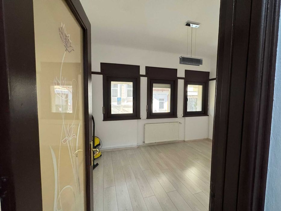 Închiriez apartament 5 camere în vilă interbelică (parter)
