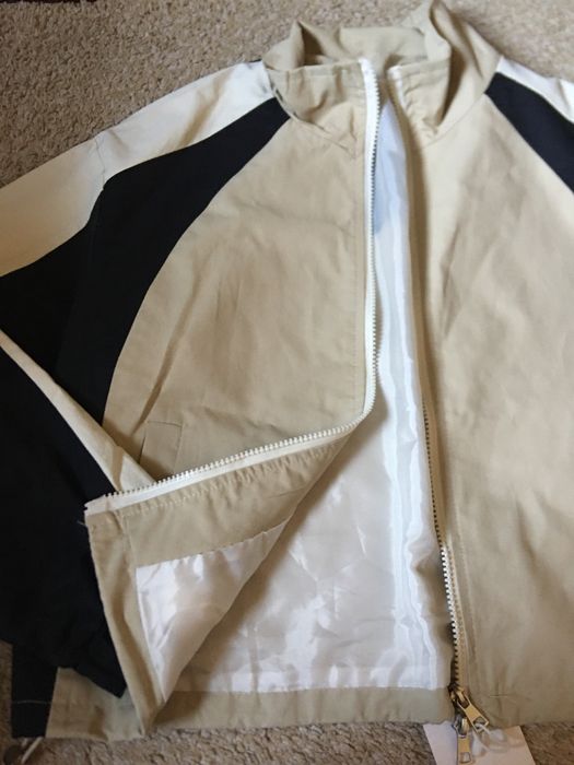 Продается ветровка женская