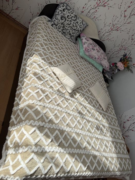 Pat 140/200 cu saltea inclus