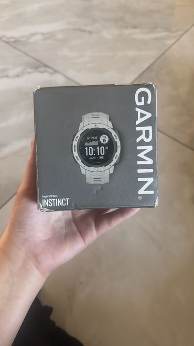 Часы Garmin instinct
