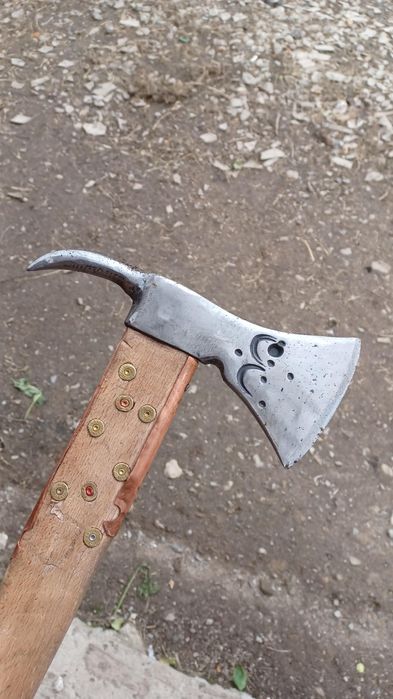Vând topoare de diferite mărimi confecționate din foi de arc