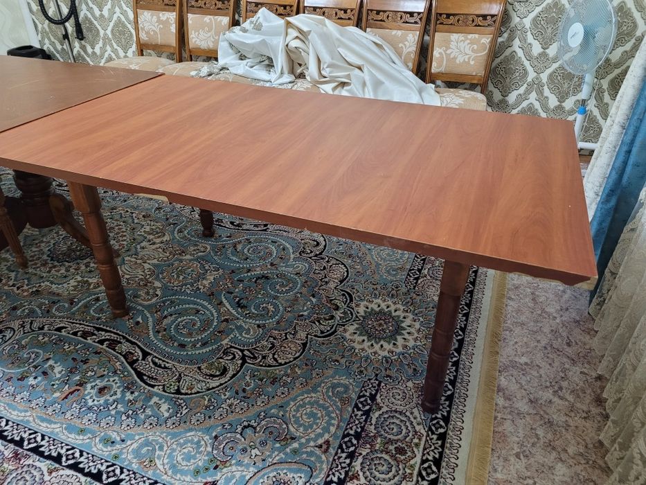 Стол и стулья для гостинной