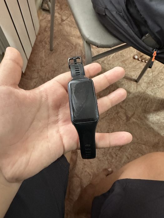 Продам часы HUAWEI Band 6