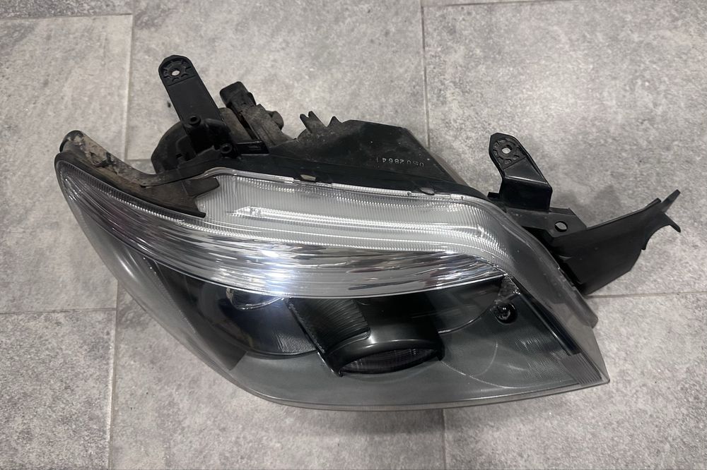 Десен фар за Мицубиши Аутлендър 2006г
