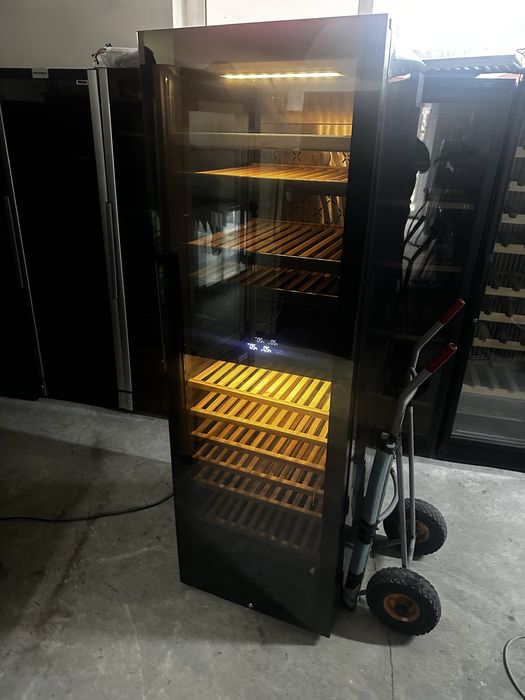 Хладилна витрина за вино