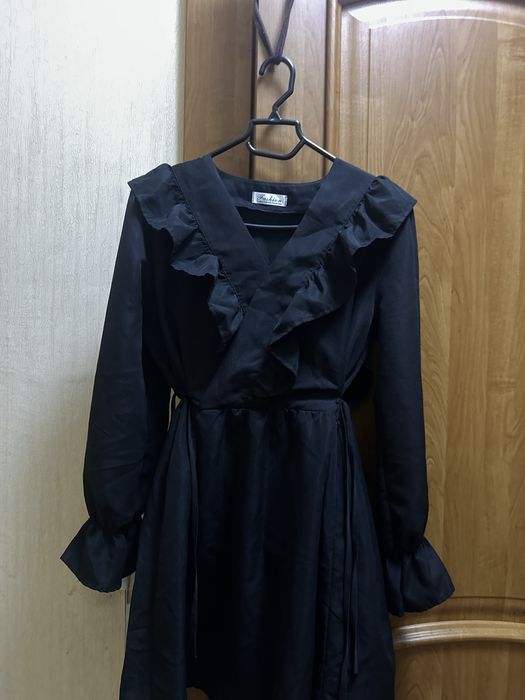 Черное платье с рюшами