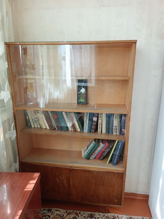 Продам б/у книжный шкаф из дерева, со стеклами, в хорошем состоянии.