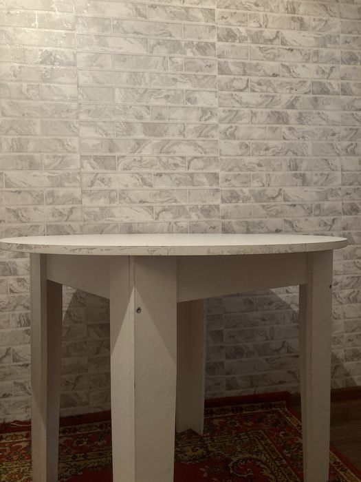 Белый круглый обеденный стол