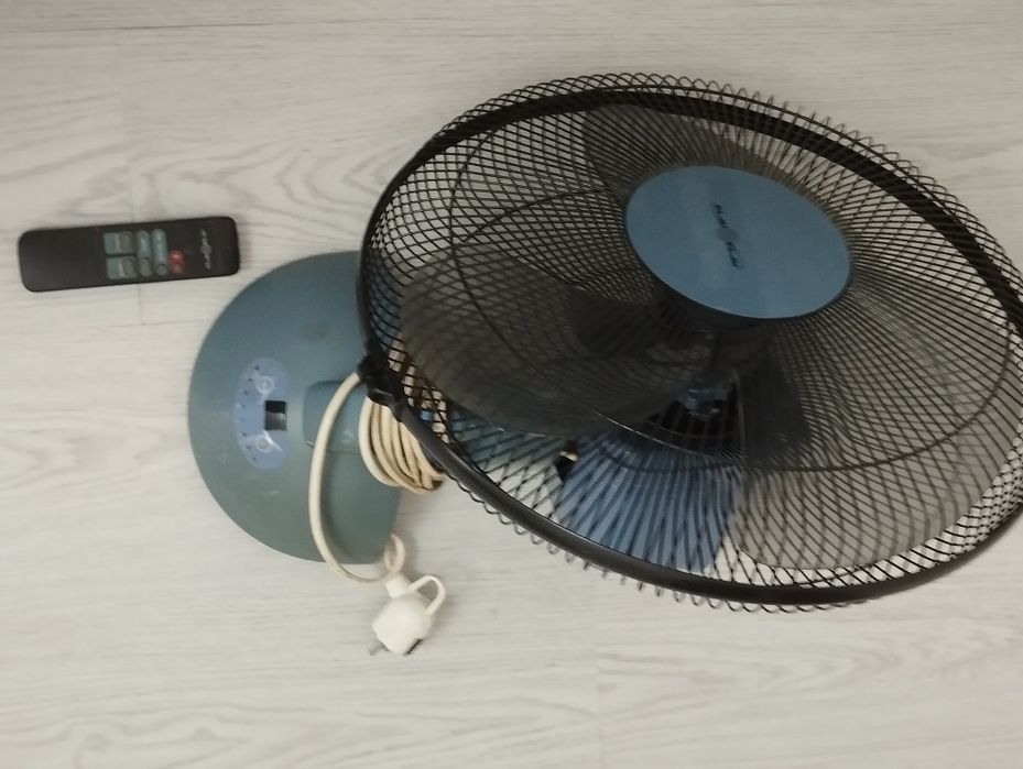 Вентилятор настенный.