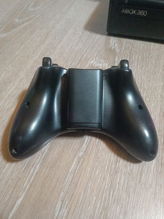 Xbox 360 S + 11 jocuri + controller