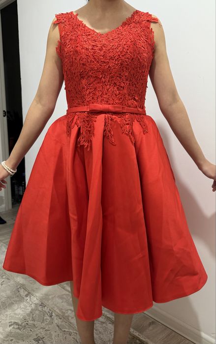 Красное нарядное платье