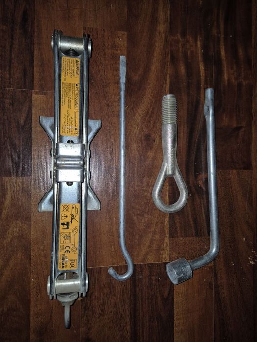 Продаётся Оригиналный Новый штатный автомобильный домкрат!!!