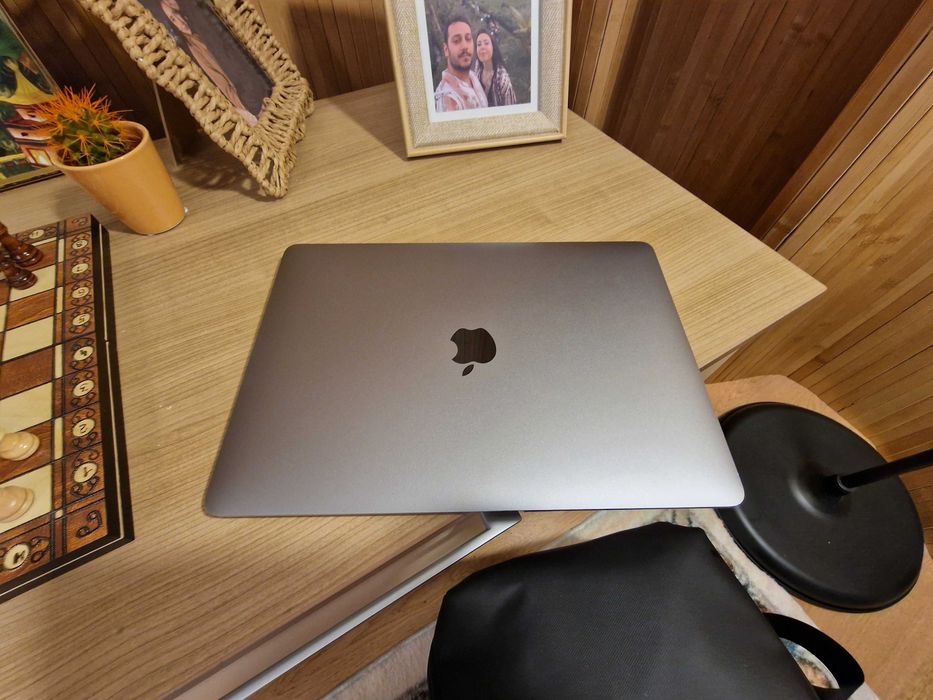 MacBook Air M1 2020 (activat 2022) 8GB 256GB - Baterie 78% - Impecabil