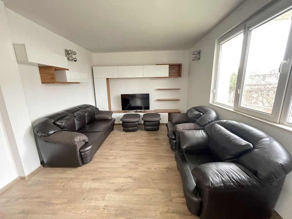 Под наем самостоятелна къща с двор