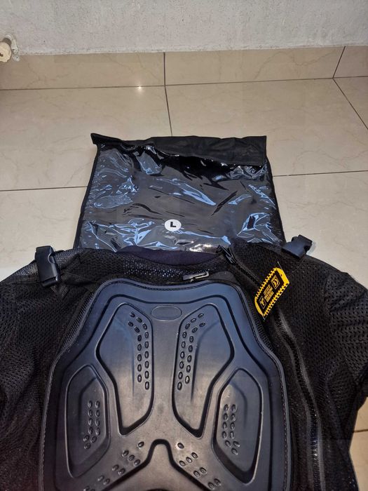 se vinde armura moto, noua!