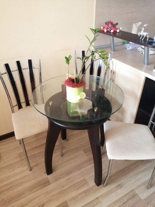 Кръгла маса с 3 стола