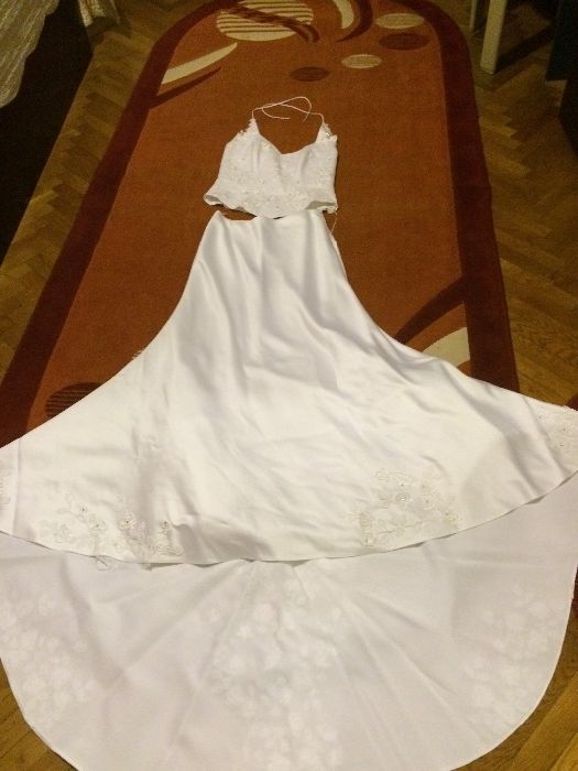 Rochie mireasa facuta la comanda. Are detalii de dantela si strasuri