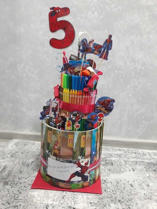 Торта от моливи и книжки