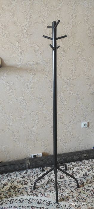 Металлическая вешалка