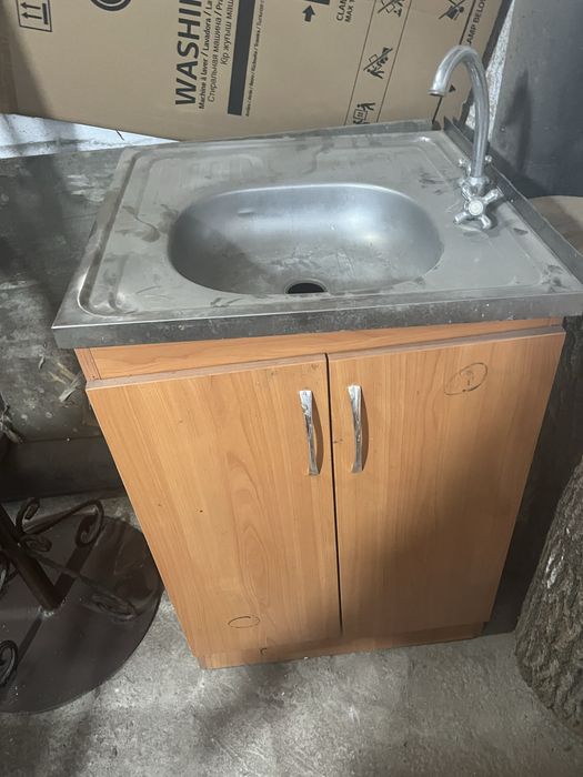 Продается шкаф с раковиной  новые