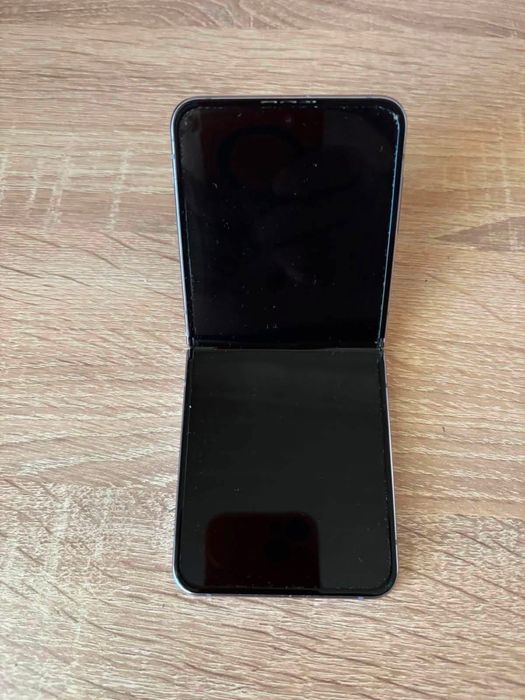 Продавам Samsung Galaxy Z flip 4