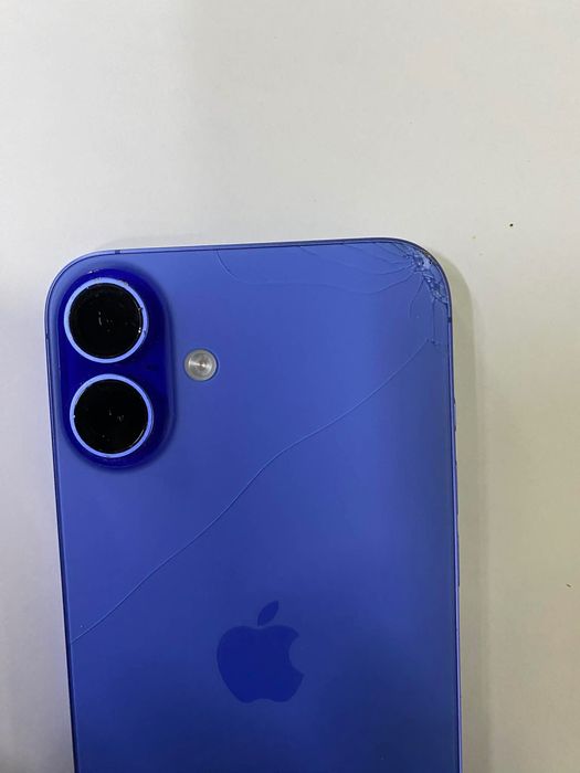 Iphone 16 + 256  има спукване на гърба