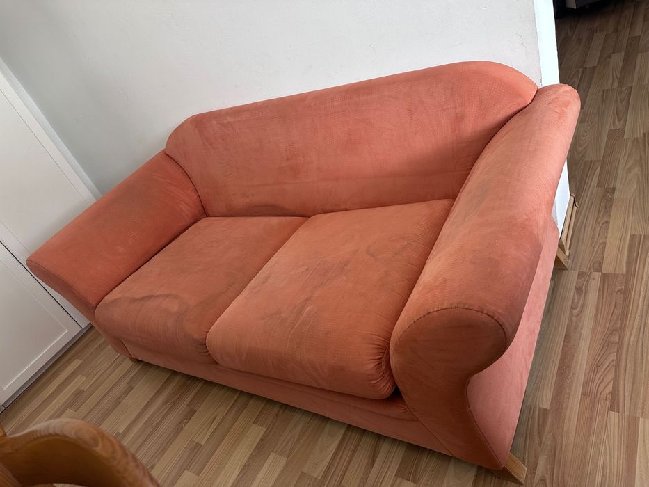 Ofer spre vanzare două canapele
