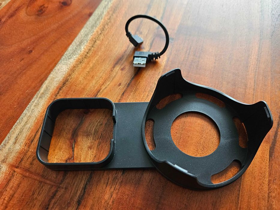 Продавам умна колонка Amazon Echo Dоt (2nd gen) + стойка за стена