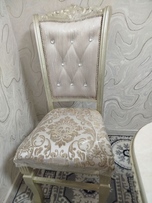 Stol stul sotiladi 12 tali