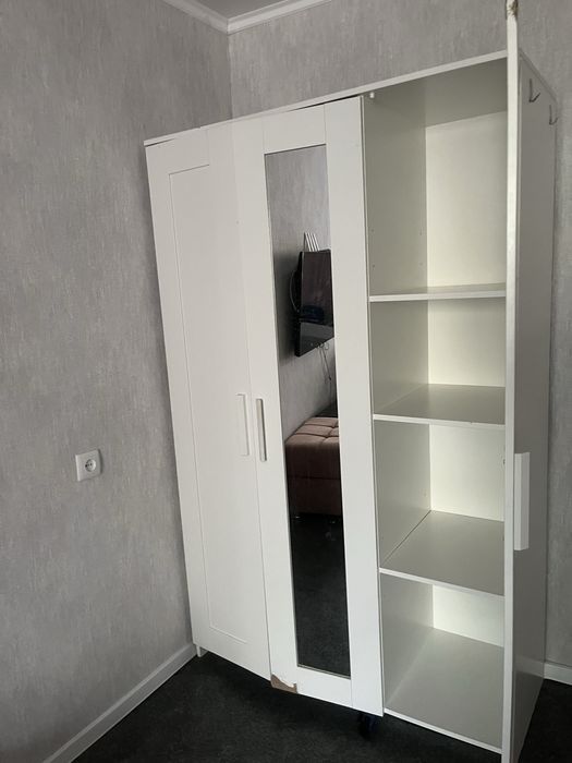 Продаетс шкаф отдельно полочки для вещей отдельно вешать