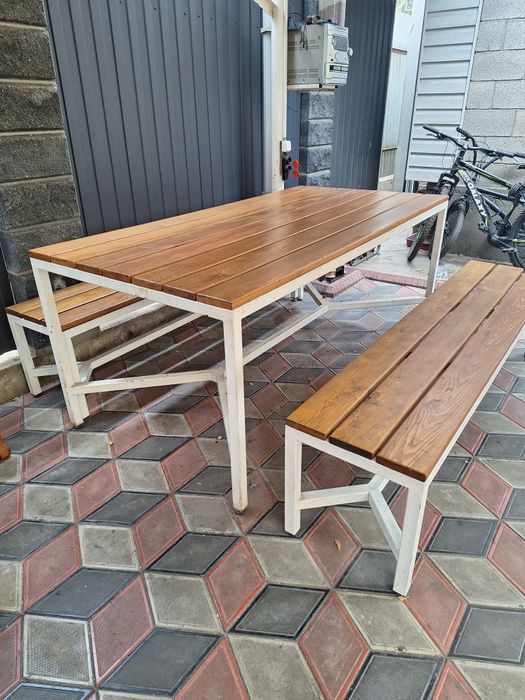 Стол и две лавочки