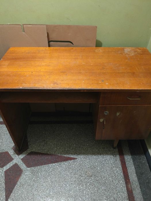 Старо дървено бюро