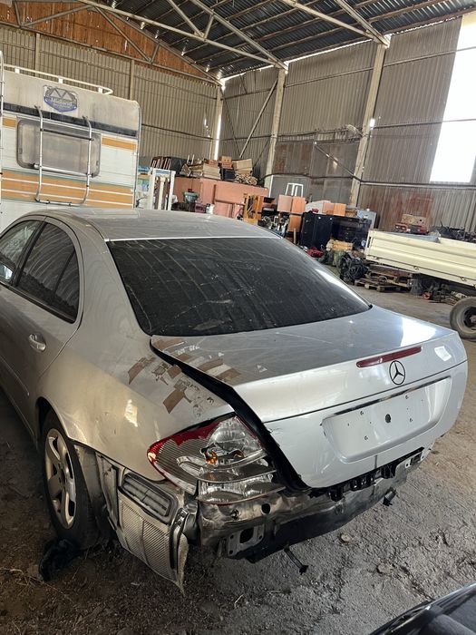 Mercedes e220 с удар всичко налично