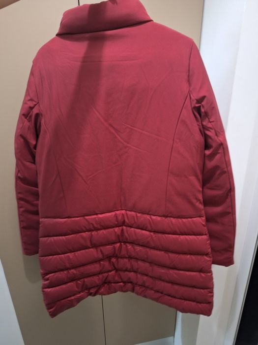 Червено зимно яке