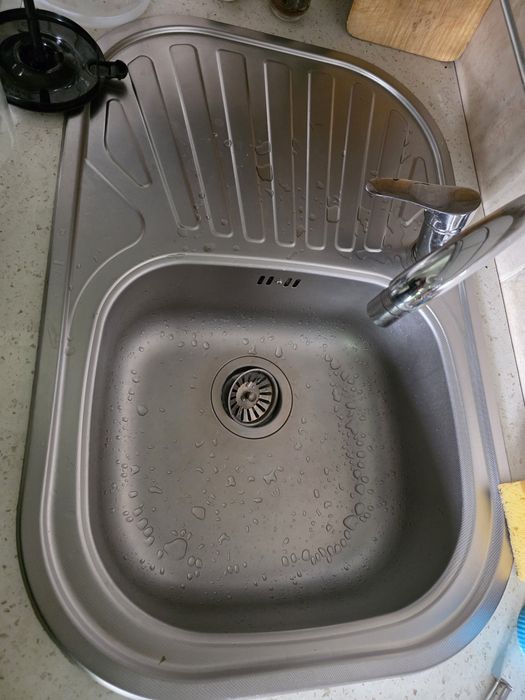 Мойка, смеситель и сифон в отличном состоянии.