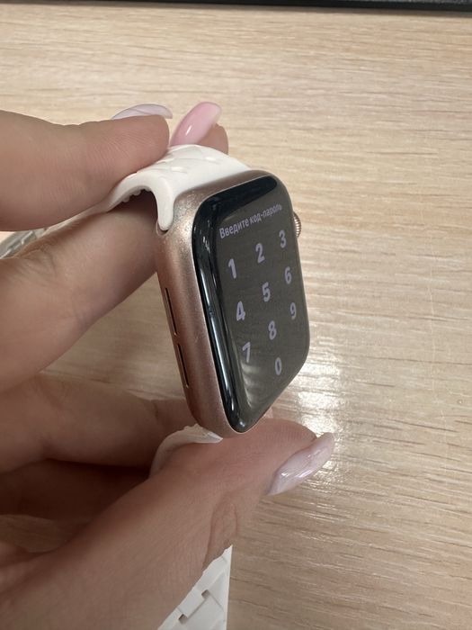 Продам часы Apple Watch se