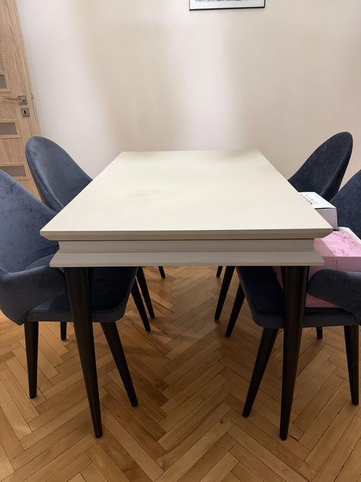 Трапезна маса със столове