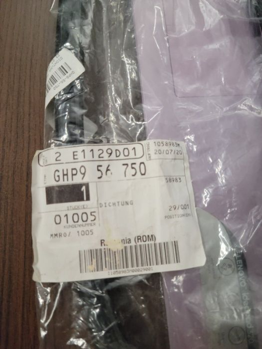 Продавам оригинално уплътнение за преден капак на Мазда 6 след 2013